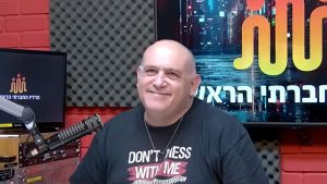 כירופרקט מחייך באולפן