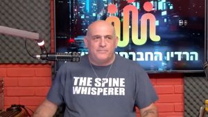 רונן מנדי באולפן הרדיו החברתי הראשון